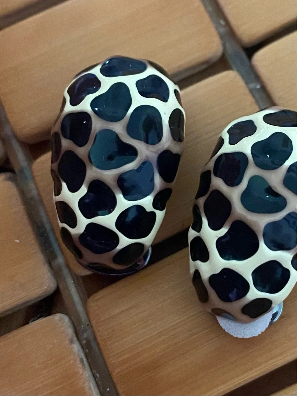 Large Vintage KJL Kenneth Jay Lane Enamel Giraffe Print Clip On Earrings - Picture 2 of 3